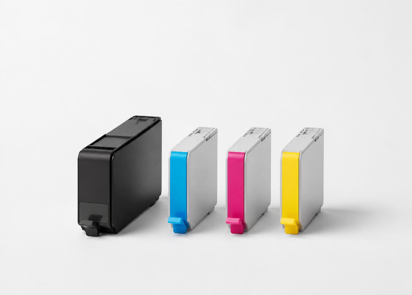 Tintenpatronen in Schwarz, Cyan, Magenta und Gelb nebeneinander